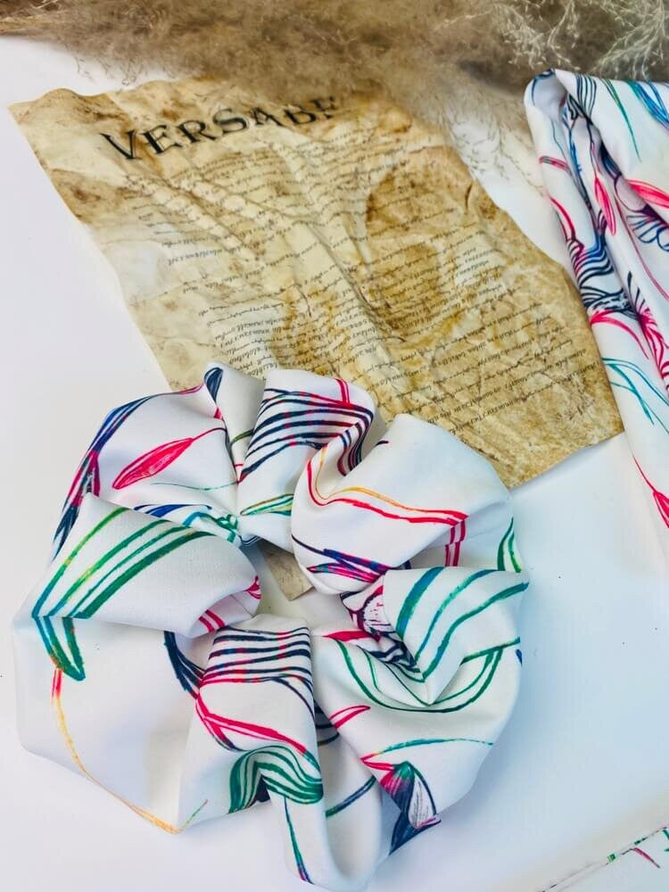Scrunchie vzorovaná gumička v bielej farbe