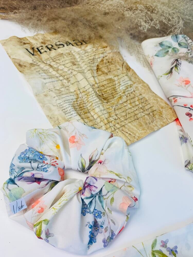 Scrunchie gumička s kvietkami 