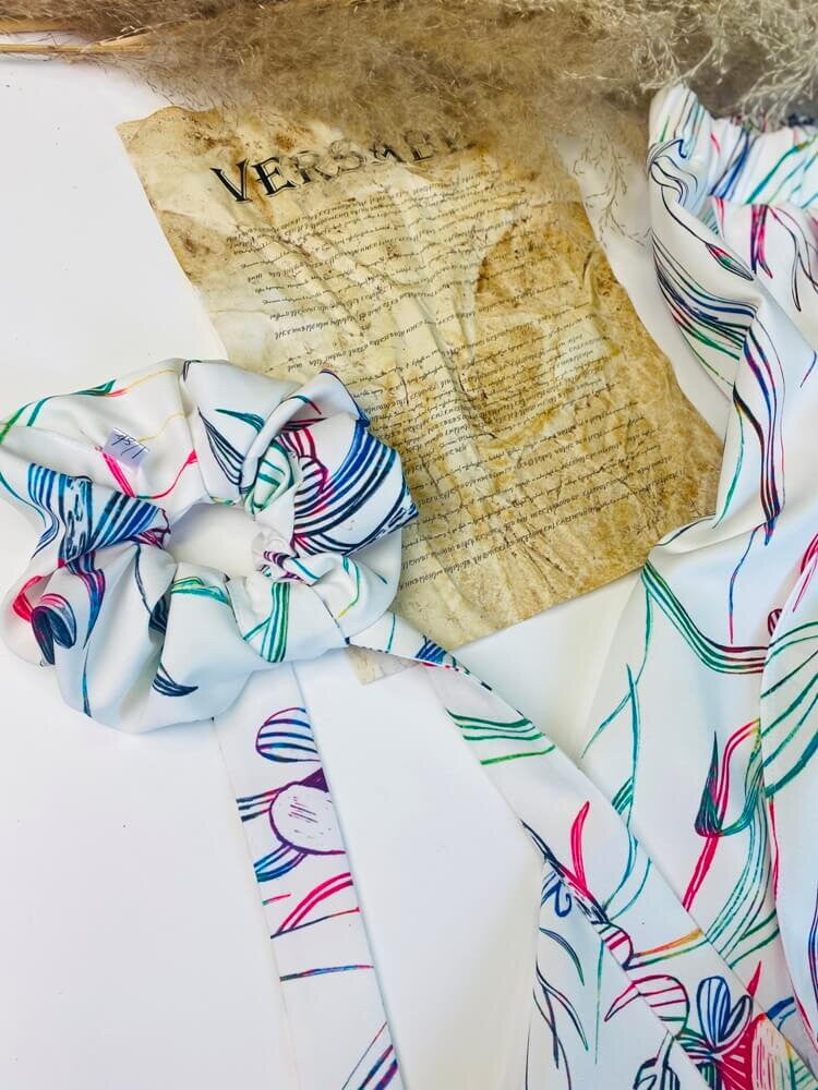Scrunchie vzorovaná gumička v bielej farbe