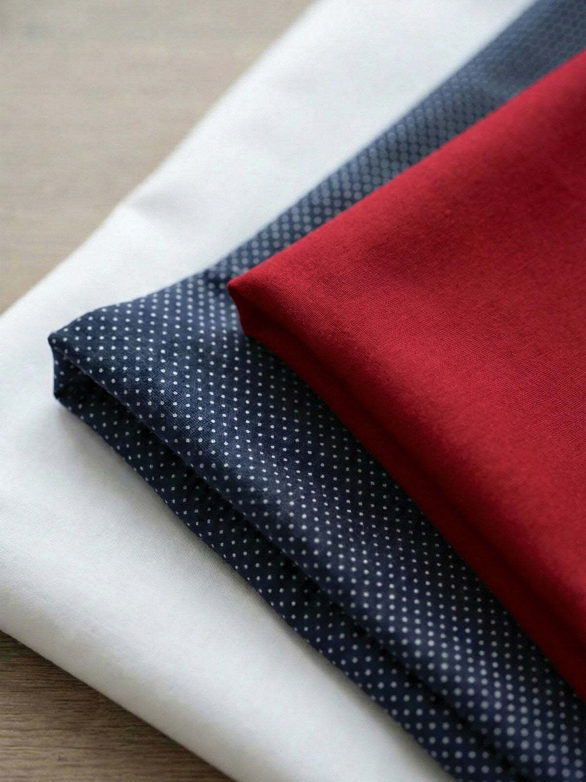 Luxusná pánska červená košeľa s bodkou VSB1734