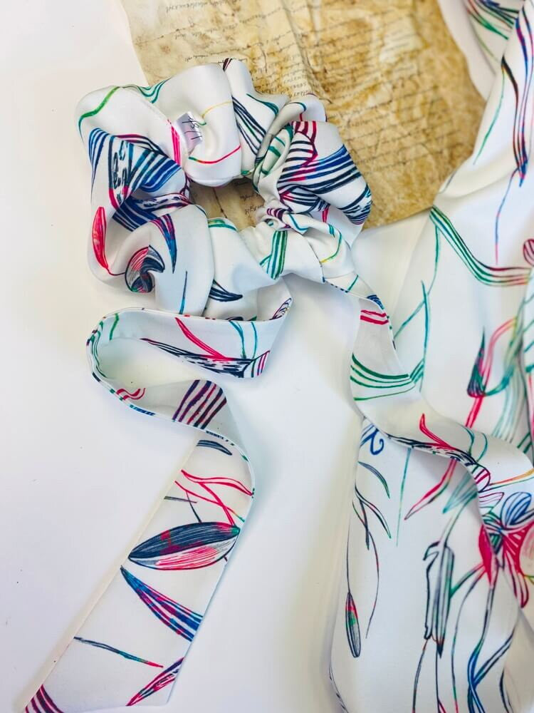 Scrunchie vzorovaná gumička v bielej farbe